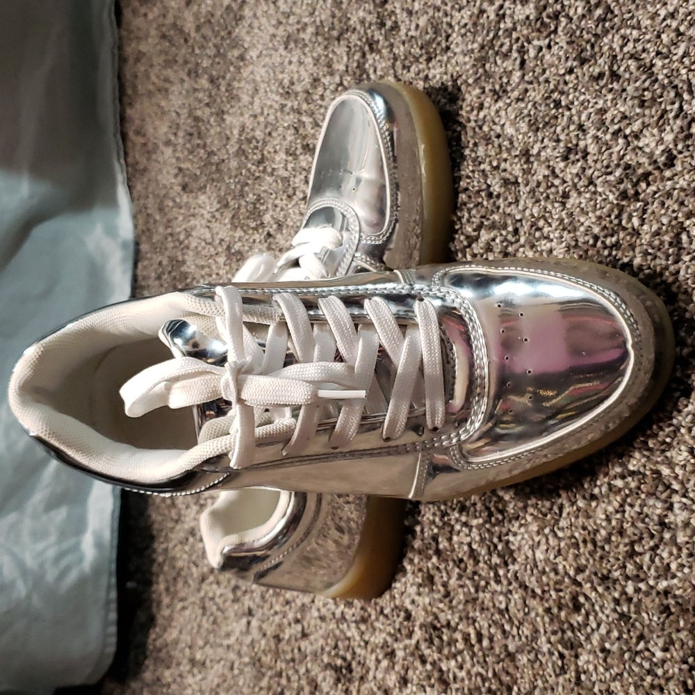 ADULT Light Up Shoes Size 9.5 W/ 7 M Metallic Silver